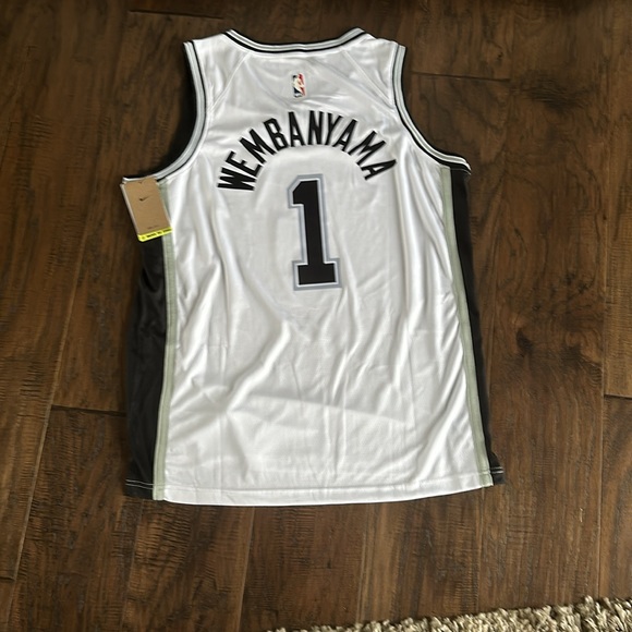 BRAND NEW Victor Wembanyama Home ROOKIE JERSEY with tag 2 available - Picture 5 of 7